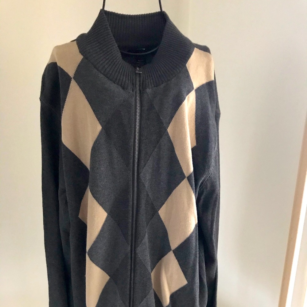 Men’s sweater with front full zipper.